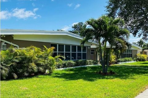 House in North Miami Beach, Florida 2 bedrooms, 92.9 sq.m. № 2251086