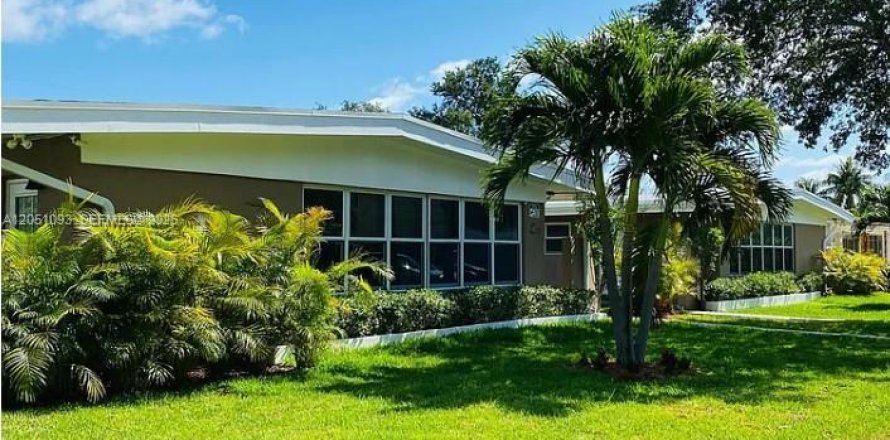 House in North Miami Beach, Florida 2 bedrooms, 92.9 sq.m. № 2251086