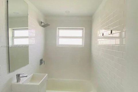 House in North Miami Beach, Florida 2 bedrooms, 92.9 sq.m. № 2251086 - photo 12