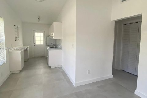 House in North Miami Beach, Florida 2 bedrooms, 92.9 sq.m. № 2251086 - photo 6