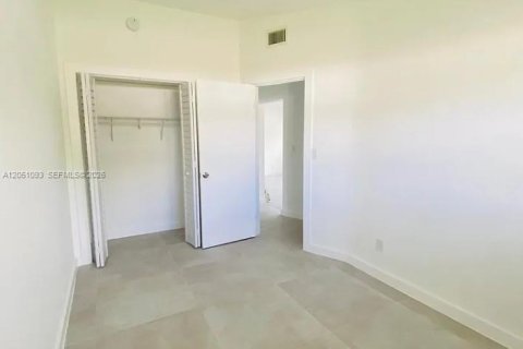 House in North Miami Beach, Florida 2 bedrooms, 92.9 sq.m. № 2251086 - photo 15
