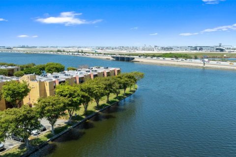 Купить кондоминиум в Майами, Флорида 2 спальни, 73.67м2, № 1705696 - фото 27