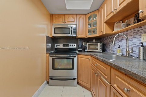 Купить кондоминиум в Майами, Флорида 2 спальни, 73.67м2, № 1705696 - фото 13