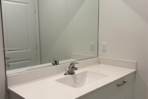 Adosado en venta en Miami, Florida, 3 dormitorios, 149.76 m2 № 1968755 - foto 9