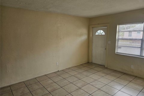 Commercial property in Saint Petersburg, Florida 4 bedrooms, 132.94 sq.m. № 1569331 - photo 2