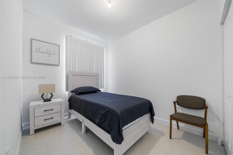 Townhouse in Florida City, Florida 4 bedrooms, 129.41 sq.m. № 2046703 - photo 15