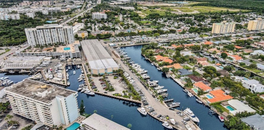 Кондоминиум с 2 спальнями в Норт-Майами, Флорида № 1897919