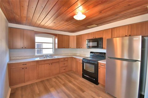 House in Frostproof, Florida 3 bedrooms, 140.19 sq.m. № 1608392 - photo 2