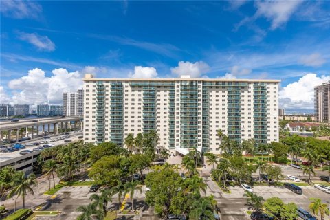Condo in Sunny Isles Beach, Florida, 1 bedroom  № 1931960 - photo 25