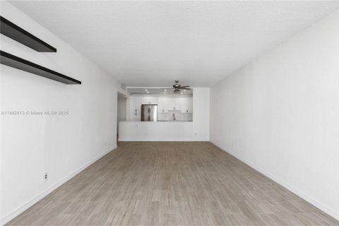 Condo in Sunny Isles Beach, Florida, 1 bedroom  № 1931960 - photo 10
