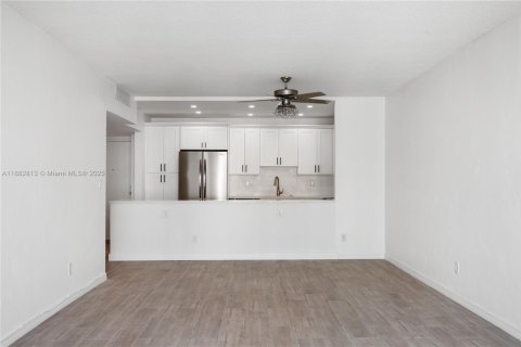 Condo in Sunny Isles Beach, Florida, 1 bedroom  № 1931960 - photo 11