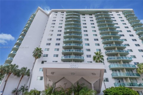 Condo in Sunny Isles Beach, Florida, 1 bedroom  № 1931960 - photo 26