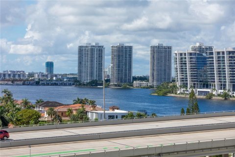 Condo in Sunny Isles Beach, Florida, 1 bedroom  № 1931960 - photo 22