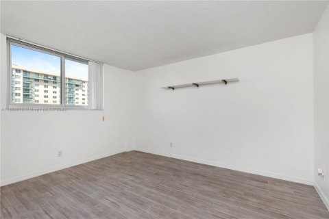 Condo in Sunny Isles Beach, Florida, 1 bedroom  № 1931960 - photo 12
