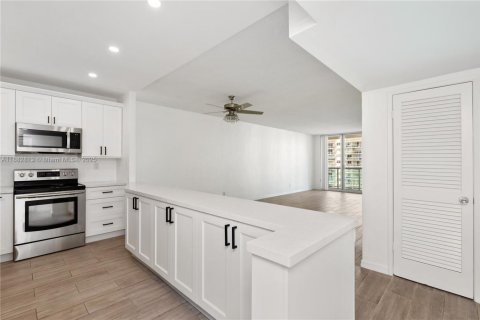 Condo in Sunny Isles Beach, Florida, 1 bedroom  № 1931960 - photo 2