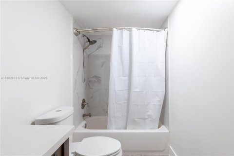 Condo in Sunny Isles Beach, Florida, 1 bedroom  № 1931960 - photo 17