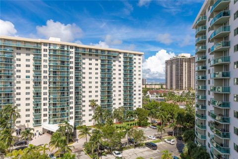 Condo in Sunny Isles Beach, Florida, 1 bedroom  № 1931960 - photo 24