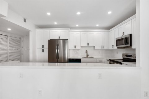 Condo in Sunny Isles Beach, Florida, 1 bedroom  № 1931960 - photo 4