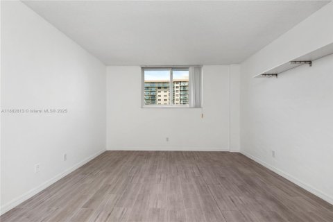 Condo in Sunny Isles Beach, Florida, 1 bedroom  № 1931960 - photo 13