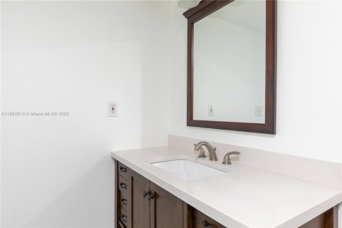 Condo in Sunny Isles Beach, Florida, 1 bedroom  № 1931960 - photo 18