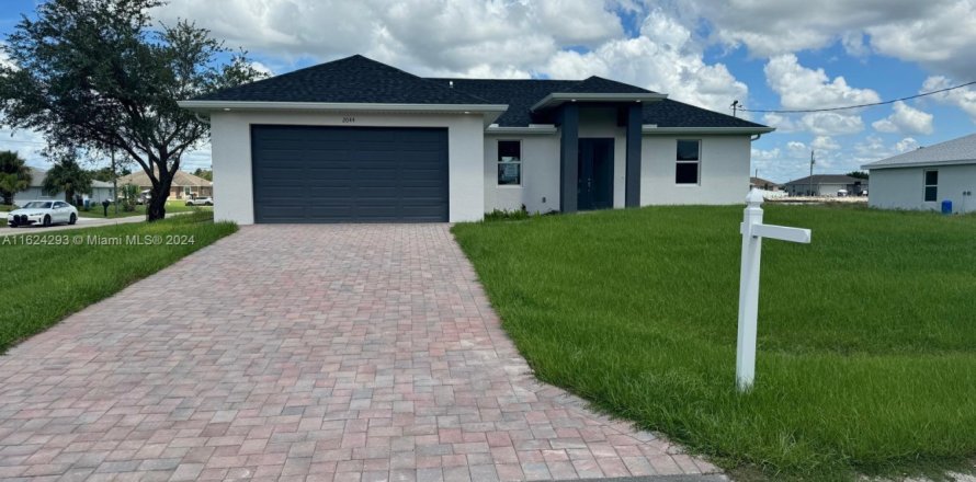 House in Lehigh Acres, Florida 3 bedrooms, 128.86 sq.m. № 1934192
