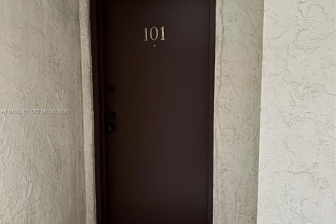 Condo in Miami, Florida, 2 bedrooms  № 1995862 - photo 6