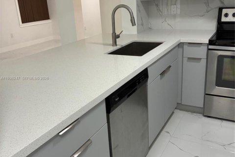 Condo in Miami, Florida, 2 bedrooms  № 1995862 - photo 16