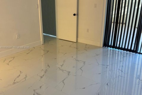 Condo in Miami, Florida, 2 bedrooms  № 1995862 - photo 21