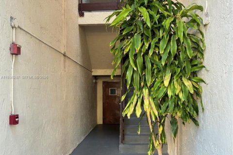 Condo in Miami, Florida, 2 bedrooms  № 1995862 - photo 2