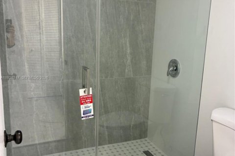 Condo in Miami, Florida, 2 bedrooms  № 1995862 - photo 27