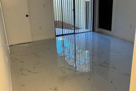 Condo in Miami, Florida, 2 bedrooms  № 1995862 - photo 23