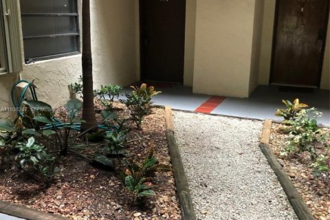 Condo in Miami, Florida, 2 bedrooms  № 1995862 - photo 5