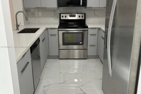 Condo in Miami, Florida, 2 bedrooms  № 1995862 - photo 14
