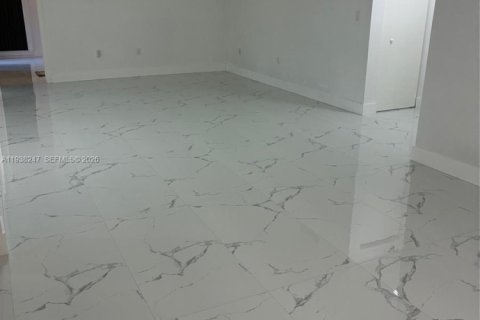 Condo in Miami, Florida, 2 bedrooms  № 1995862 - photo 11