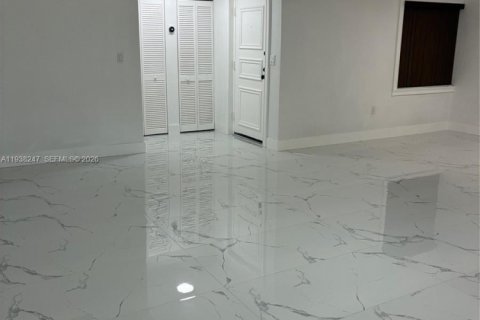 Condo in Miami, Florida, 2 bedrooms  № 1995862 - photo 7