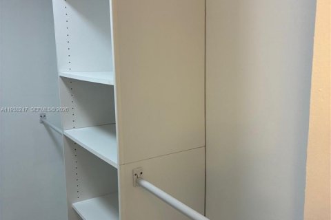 Condo in Miami, Florida, 2 bedrooms  № 1995862 - photo 30