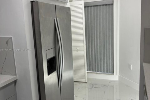 Condo in Miami, Florida, 2 bedrooms  № 1995862 - photo 18