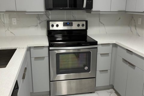 Condo in Miami, Florida, 2 bedrooms  № 1995862 - photo 15