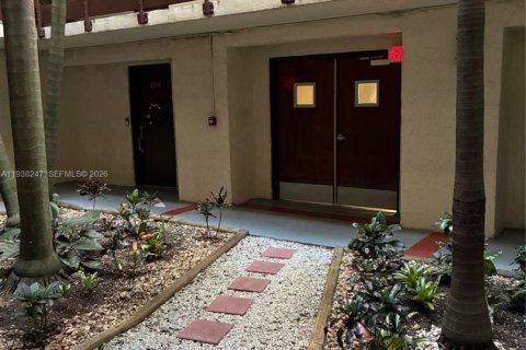 Condo in Miami, Florida, 2 bedrooms  № 1995862 - photo 3