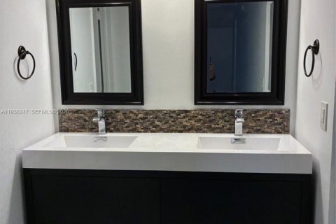 Condo in Miami, Florida, 2 bedrooms  № 1995862 - photo 26