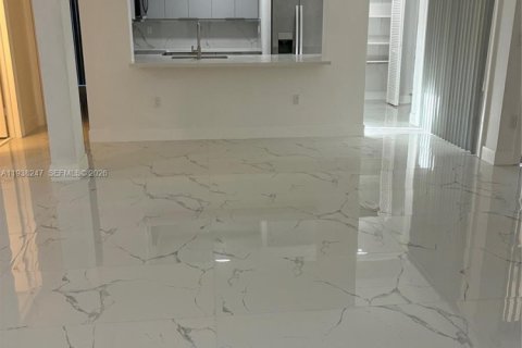 Condo in Miami, Florida, 2 bedrooms  № 1995862 - photo 13