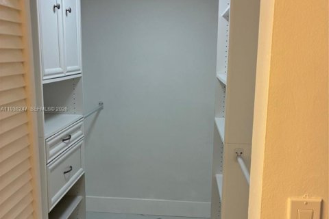 Condo in Miami, Florida, 2 bedrooms  № 1995862 - photo 28