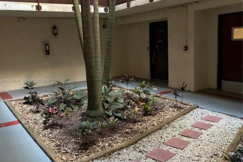 Condo in Miami, Florida, 2 bedrooms  № 1995862 - photo 4