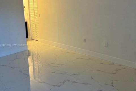 Condo in Miami, Florida, 2 bedrooms  № 1995862 - photo 22