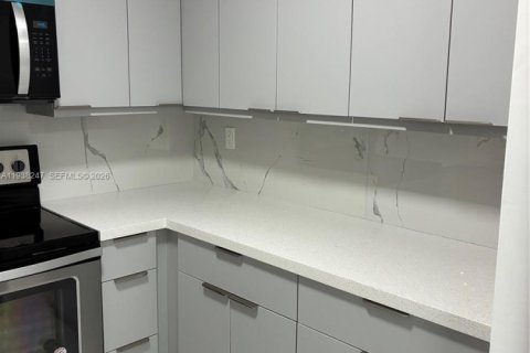 Condo in Miami, Florida, 2 bedrooms  № 1995862 - photo 17