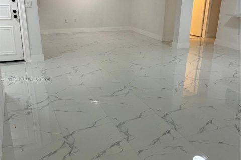 Condo in Miami, Florida, 2 bedrooms  № 1995862 - photo 9