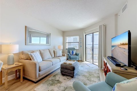 Condo in Saint Pete Beach, Florida, 2 bedrooms № 2420439 - photo 6