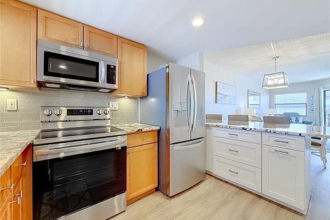 Condo in Saint Pete Beach, Florida, 2 bedrooms № 2420439 - photo 12