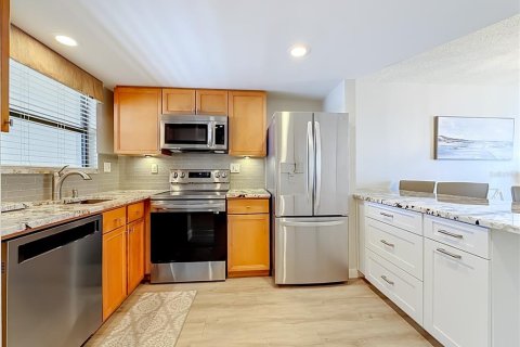 Condo in Saint Pete Beach, Florida, 2 bedrooms № 2420439 - photo 10