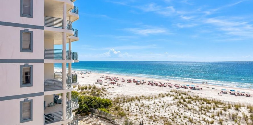 Condo in Saint Pete Beach, Florida, 2 bedrooms № 2420439